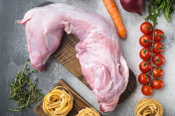 Tavşan güveci tagliatelle malzemeleri seti, gri taş arka planda, üst görünüm düz yatıyordu