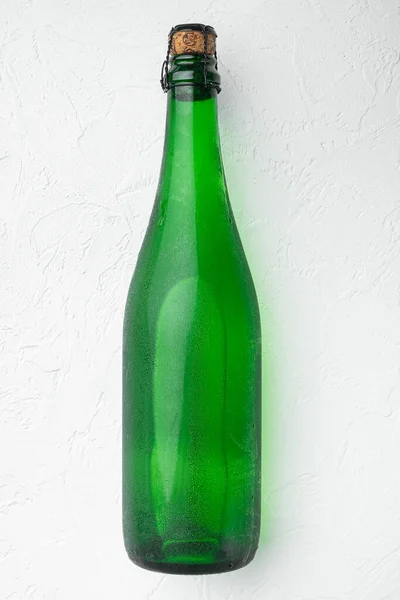 Botella Vidrio Brillante Conjunto Sobre Fondo Tabla Piedra Blanca Vista —  Fotos de Stock