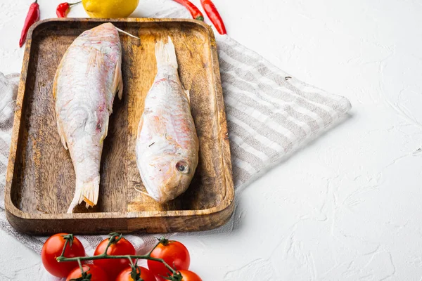 Röd Mulle Eller Sultanka Färsk Hel Fisk Set Med Ingredienser — Stockfoto