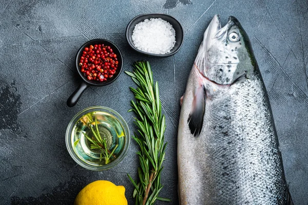 Peixe Vermelho Truta Crua Fresco Sobre Fundo Cinza Flat Lay — Fotografia de Stock