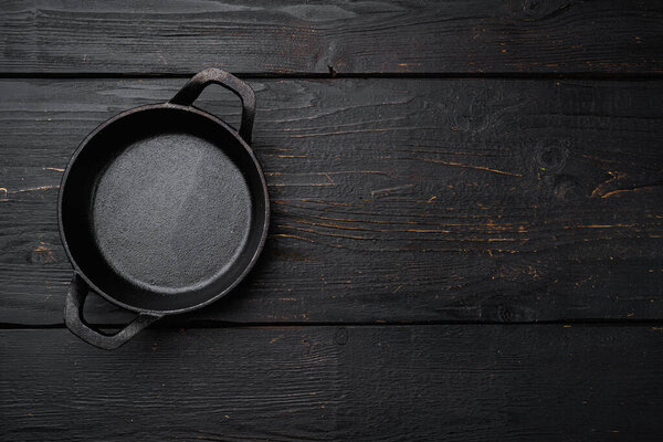 Пустой набор для приготовления пищи с копировальным местом для текста или еды с копировальным местом для текста или еды, плоский вид сверху, на черном деревянном фоне стола