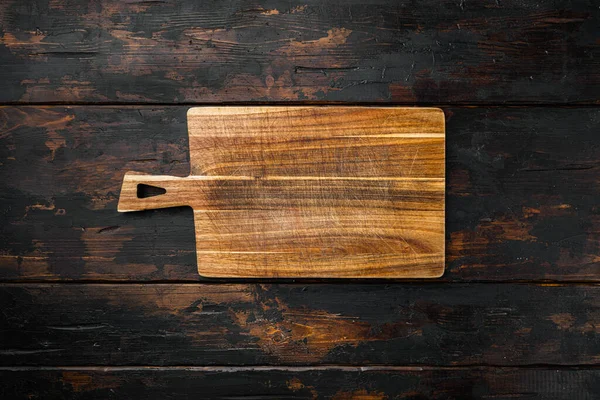 원문이나 식품을 복사할 없도록 대나무 도마가 어두운 나무판 놓여져 — 스톡 사진
