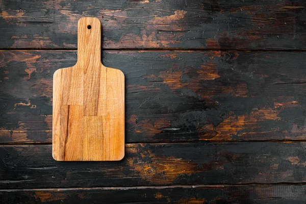 Boş vintage kesme tahtası seti, eski koyu ahşap masa arkaplanı, üst görünüm düz yatay, metin veya ürün için kopyalama alanı ile