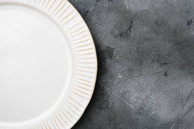 Metin ya da yiyecek için kopyalama alanı olan Rustik plaka seti, üst görünüm düz masa arkaplanı, gri taş masa arkaplanı