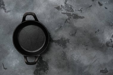 Metin veya yiyecek için kopyalama alanı olan siyah pişirme kabı seti, üst görünüm düz masa arkaplanı, gri taş masa arkaplanı