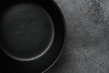 Boş siyah kase seti, metin veya yemek için kopyalama alanı, metin veya yiyecek için kopyalama alanı, üst görünüm düz, gri taş masa arkaplanı