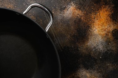 Wok pan boş seti metin ya da yiyecek için metin ya da yiyecek kopyalama alanı ile, üst görünüm düz arka plan, eski koyu rustik tablo üzerinde