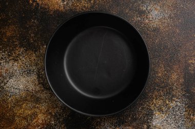 Boş siyah kase seti, metin veya yemek için kopyalama alanı, metin veya yiyecek için kopyalama alanı, üst görünüm düz, eski koyu kırsal masa arka planı