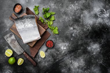 Somon kesim seti, siyah taş masa arkaplanı, üst görünüm düz, metin için kopyalama alanı ile