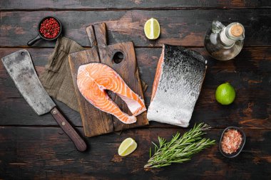 Çiğ kesim somon balığı seti, eski koyu ahşap masa arkaplanı, üst manzara düz yatıyordu
