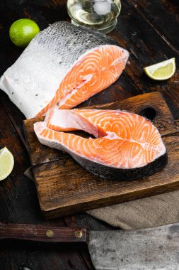 Çiğ somon kesim seti, eski koyu ahşap masa arka planında