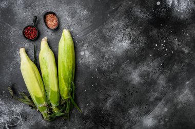 Olgun mısır seti, siyah taş masa arkaplanı, üst görünüm düz, metin için kopyalama alanı ile