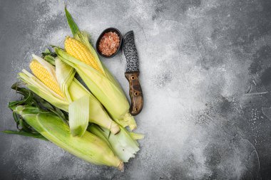 Mısır ya da mısır seti kulağı, gri taş masa arkaplanı, üst görünüm düz yatay, metin için kopyalama alanı