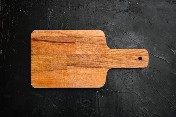 Boş kesme tahtası seti, siyah taş masa arkaplanı, üst görünüm düz yatay, metin veya ürün için kopyalama alanı ile