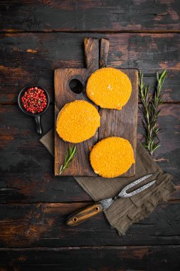 Çiğ balık köftesi seti, eski koyu ahşap masa arkaplanı, üst manzara düz yatıyordu