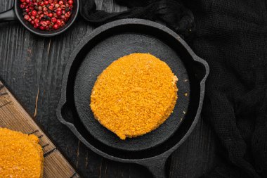 Dondurulmuş balık köfteleri seti, siyah ahşap masa arkaplanı, üst manzara düz yatıyordu