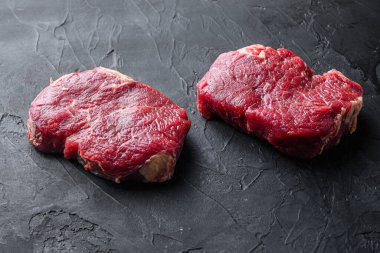 Siyah desenli arka plan, kenar görünüm üzerine çiğ biftek seti