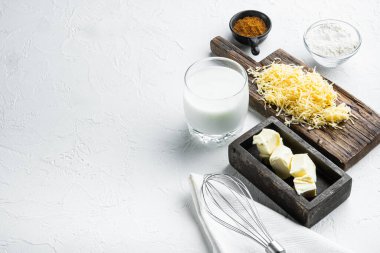 Beyaz Bechamel sos malzemeleri seti, beyaz taş zemin üzerinde, metin için kopyalama alanı ile