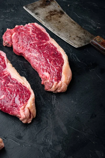 Sirloin Steak Nyers Marhahús Vágva Fekete Alapon Szöveges Másolási Hellyel — Stock Fotó