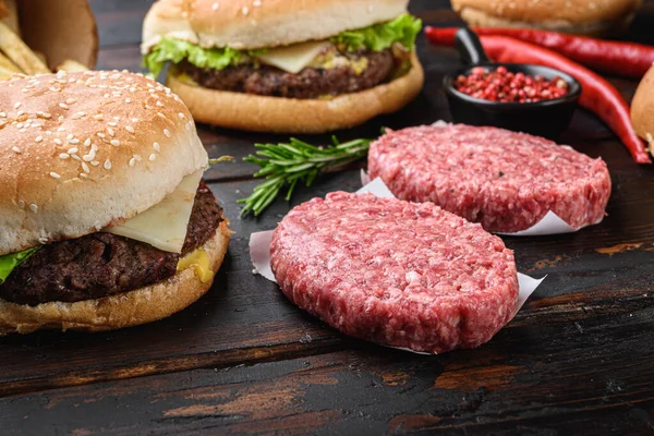 Ingredienser För Matlagning Hamburgare Träbord — Stockfoto