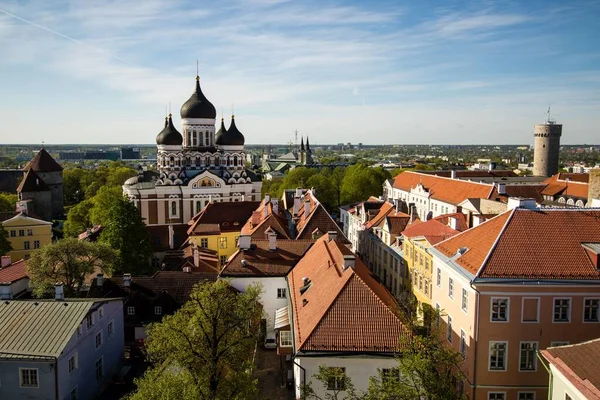Catedral Alexander Nevsky con el centro de la ciudad durante el día soleado, Tallin, Estonia — Foto de Stock