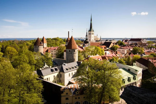 Panoráma középkori Tallinn belvárosában a napsütéses napon, kikötő a háttérben — Stock Fotó