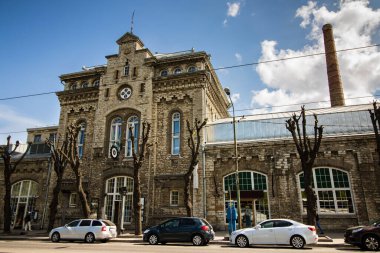 Tallinn 'in eski kasabasında eski bir tuğla bina, güneşli bir gün.