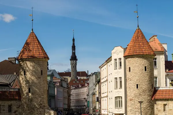 Entrada al casco antiguo medieval de Tallin durante el día soleado, Ayuntamiento en el fondo — Foto de Stock