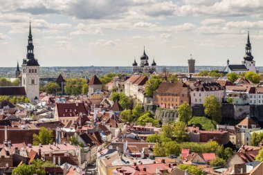 Güneşli bir günde Tallinn 'in eski kasabasının manzarası, arka planda Alexander Nevsky Katedrali