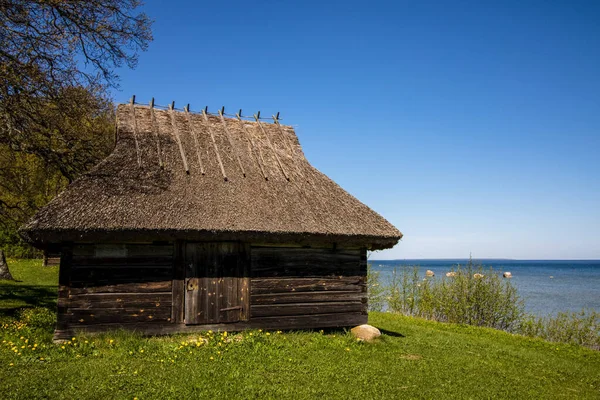 Vieille cabane de pêcheurs en bois près de la mer Baltique, par temps ensoleillé, avec ciel bleu, Musée estonien en plein air, Tallinn — Photo