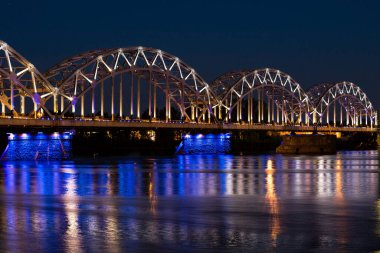 Geceleyin Riga Demiryolu Köprüsü, güzelce aydınlatılmış.