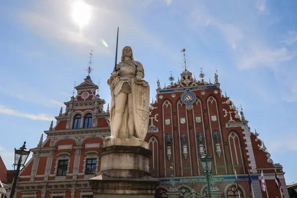 Plaza del Ayuntamiento con Casa de las Cabezas Negras y Estatua de San Roland en el casco antiguo de Riga — Foto de Stock