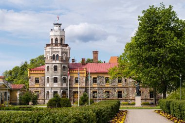 Sigulda Yeni Kalesi, güneşli bir gün.