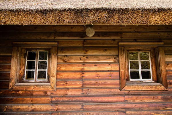 Fachada tradicional antigua casa báltica de madera en detalle — Foto de Stock