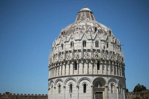 The Pisa Baptistery with bright blue sky at sunny day — Stock Photo, Image