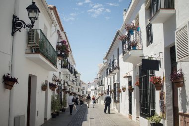 Güneşli bir günde Mijas 'ın güzel sokaklarında yürümek
