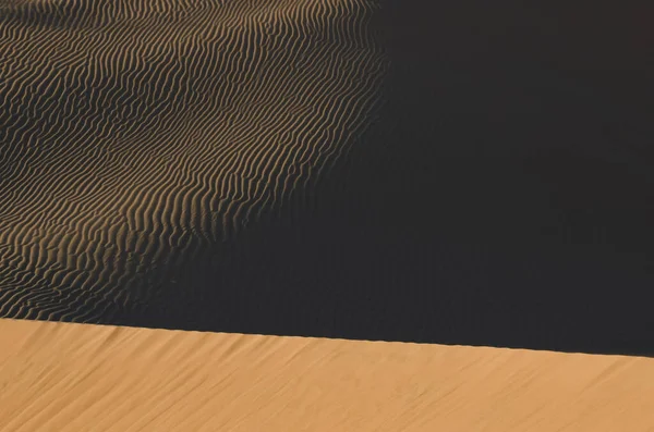 Spiel Von Licht Und Schatten Auf Den Sanddünen Der Wüste — Stockfoto