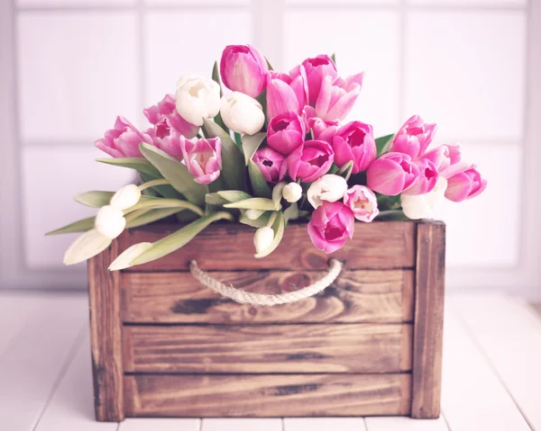 Tulipanes primavera brillante en caja — Foto de Stock