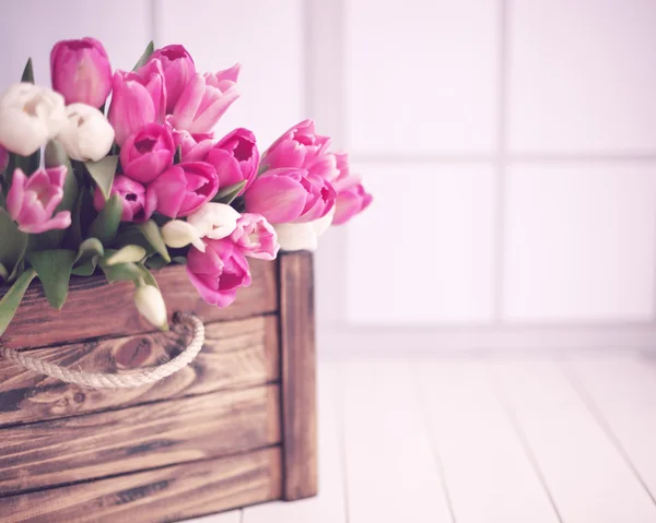 Tulipanes primavera brillante en caja — Foto de Stock