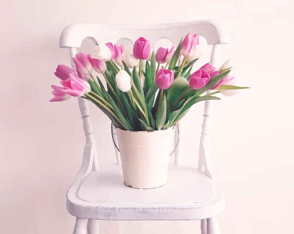 Tulipani lucenti su sedia — Foto Stock