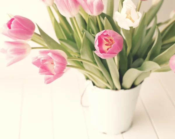 Tulipanes de primavera en cubo — Foto de Stock