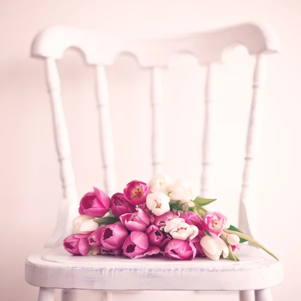 Tulipany jasne na krzesło — Zdjęcie stockowe