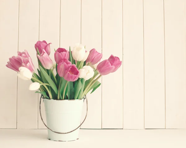 Tulipani primaverili in secchio — Foto Stock