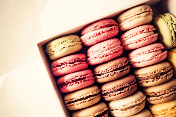 Macarons pastel vintage em uma caixa — Fotografia de Stock