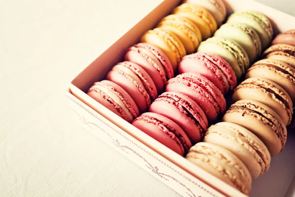 Vintage pastell macarons i en låda — Stockfoto