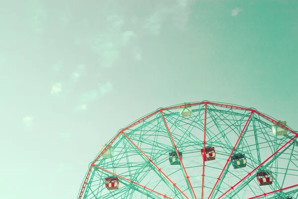 Roda gigante vintage sobre o céu azul — Fotografia de Stock