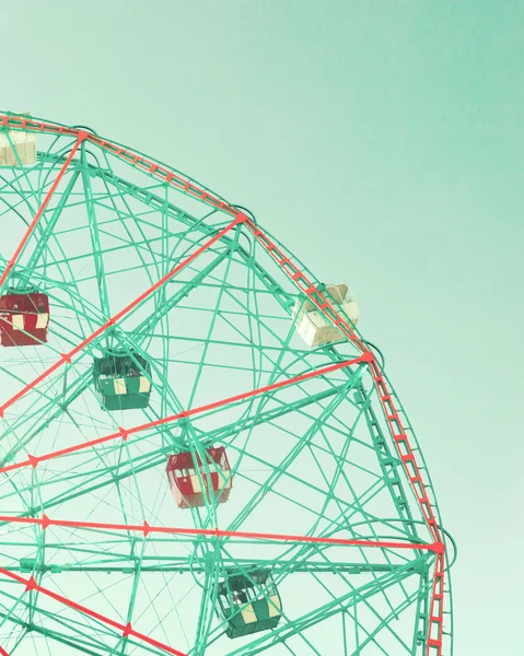 Roda gigante vintage sobre o céu azul — Fotografia de Stock