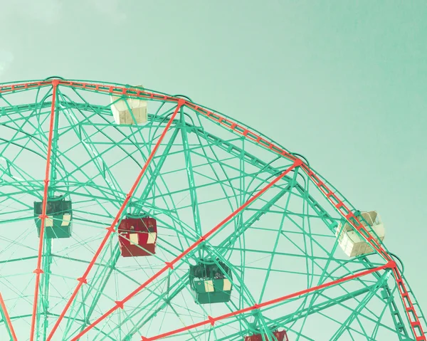 Roda gigante vintage sobre o céu azul — Fotografia de Stock