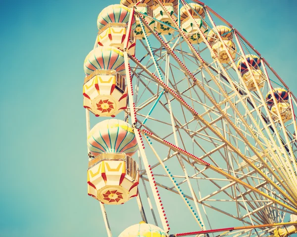 Винтажное колесо обозрения над голубым небом — стоковое фото