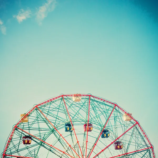 Vintage ferris wheel over blue sky — Stock Photo, Image